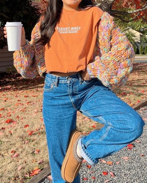 Cute Everyday Outfits Casual, Casual Outfit 2022, Fall Sneakers Outfit, Chilly Day Outfit, Birks Outfit, Everyday Outfits Fall, Crew Neck Outfit, Farmers Market Outfit, Market Outfit