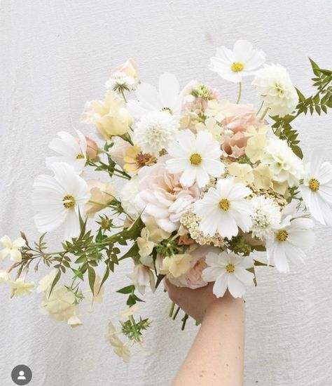 White And Beige Flower Arrangements, White Pink Yellow Wedding Flowers, Yellow And Pink Wedding Flowers, White And Yellow Wedding Flowers, White Wildflower Bouquet, Pale Yellow Weddings, White Daisy Bouquet, Pink Yellow Weddings, Bride Era