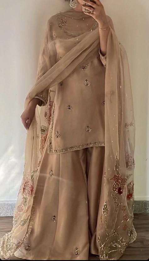 Pakistani Clothing Brands, Pakistani Gharara Designs Party Wear, Beige Indian Outfit, Fancy Pakistani Dresses, Pakistani Traditional Dresses, Dholki Outfit, Pakistani Suit Design, Eid Outfits Pakistani, Eid Dress Ideas