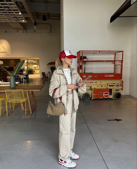 Oversized Jacket Outfit, Sofia Coelho, Beige Jeans, Brown Vest, Red Fall, Beige Outfit, My Laptop, Beige Jacket, Beige Pants