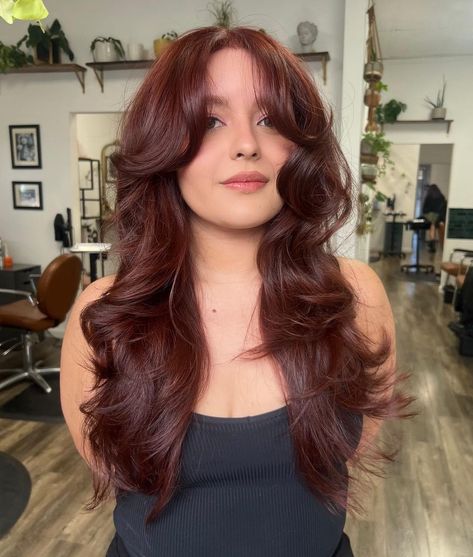 21 Layered Wavy Hair Ideas For A Lively And Dynamic Look Copper Mahogany Hair Color, Framing Long Layers, Ginger Hair On Latina, Face Framing Long Layers, Red Hair Layers, Mahogany Red Hair, Layered Wavy Hair, Wavy Hair Ideas, Kitty Couple