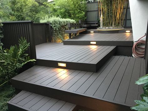 Modern Backyard Steps, Japanese Deck Design, Decking Steps Ideas, Deck With Wide Steps, Modern Deck Stairs, Multilevel Deck Ideas Layout, Box Steps For Deck, Small Outdoor Deck Ideas, Backyard Decking Ideas