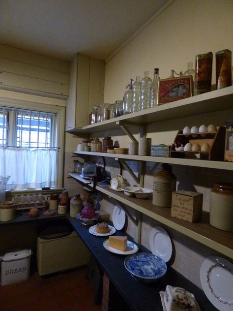 Black Brown Kitchen, Cottages Interiors, Brown Kitchen Designs, Pantry Interior, Unfitted Kitchen, Vintage Pantry, Kitchen Design Images, House Pantry, Farmhouse Pantry