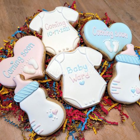 Pink and blue baby shower cookies by @mercibeaucookies Pink And Blue Cookies, Blue Baby Shower Cookies, Pink And Blue Baby Shower, Pink Cookies, Blue Cookies, Baby Shower Desserts, Shower Cookies, Cookie Favors, Baby Cookies