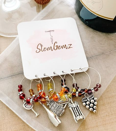 Diy Wine Charms, Recycled Wine Corks, Pretty Wine, Christmas Hostess, Glass Markers, Wine Glass Markers, Personalized Wine Glass, Bottle Jewelry, Easy Diy Jewelry