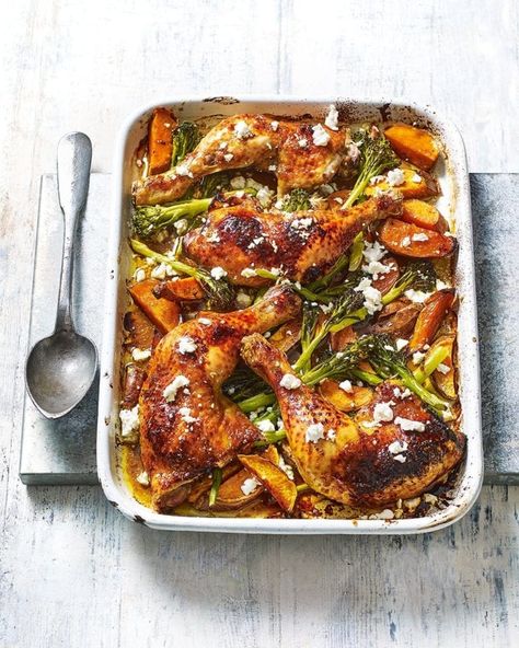 Pomegranate and sweet potato chicken traybake Dinner Tonight Easy, What To Eat For Dinner, Chicken Traybake, Pomegranate Chicken, What Should I Eat, Chicken Tray Bake, Ground Beef And Cabbage, Potato Chicken, Tray Bake Recipes