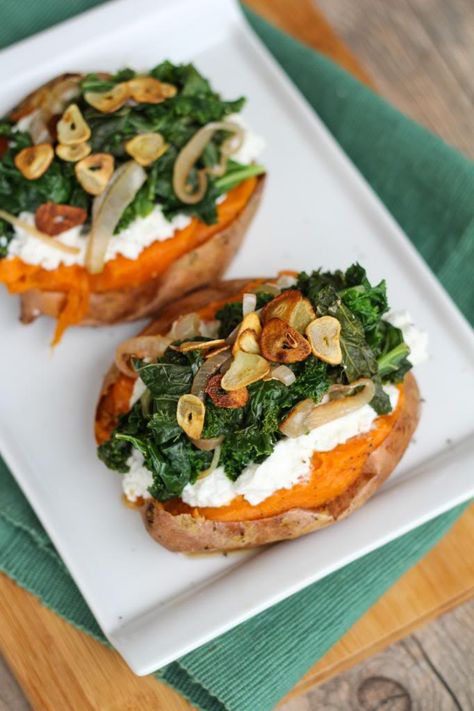 Baked Sweet Potatoes Topped with Ricotta, Goat Cheese, Kale, and Garlic Chips Vegetarian Eating, Garlic Chips, Baked Sweet Potatoes, Apple Chips, Kale Recipes, Vegetarian Meal, Baked Sweet Potato, Side Recipes, Detox Recipes