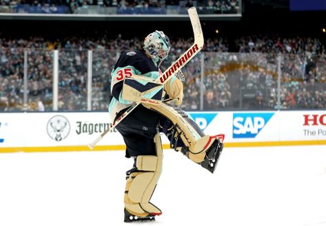 Los Angeles (AFP) – Seattle goaltender Joey Daccord made 35 saves and the Kraken blanked the reigning Stanley Cup champion Vegas Golden Knights 3-0 on Monday in the 2024 NHL Winter Classic. The 27-year-old American netminder became the first goalie to post a shutout in the NHL’s annual New Year’s Day outdoor game Nhl Goalies Wallpaper, Joey Daccord, Seattle Kraken Players, Las Vegas Knights Hockey, Hockey Goalie Pads, Nhl Winter Classic, Nhl Vegas Golden Knights, Goalie Pads, Vancouver Wolves Hockey