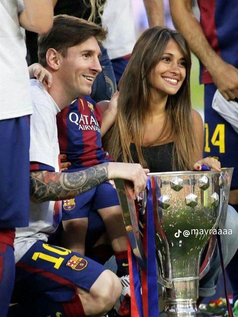 Aesthetic Sports Wallpaper, Football Player Girlfriend, Messi Antonella, Messi And Antonella, Soccer Wife, Lionel Messi Wife, Messi And Wife, Antonella Messi, Sports Drawing