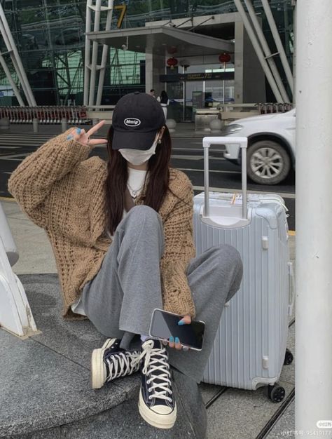 Ulzzang Airport Girl, Airport Outfit Korean, Airport Attire, Ulzzang Korea, Outfit Korean Style, Airport Fits, Japan Outfit, Bts Inspired Outfits, Outfit Korean