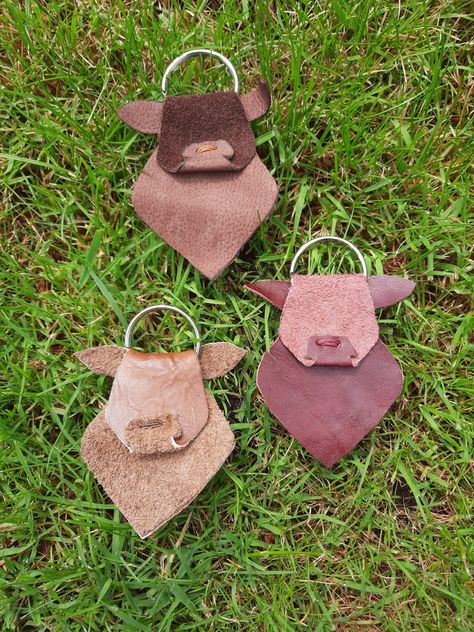 sleutelhanger koe van leer, ook alvast een leuk Vaderdag cadeau, simpel te maken door iedereen. maak het in de geweste kleur. Key Fobs Diy, Leather Tutorial, Fabric Crafts Diy, Leather Craft Patterns, Leather Crafts, Craft Patterns, Key Fobs, Crafts Diy, Leather Craft