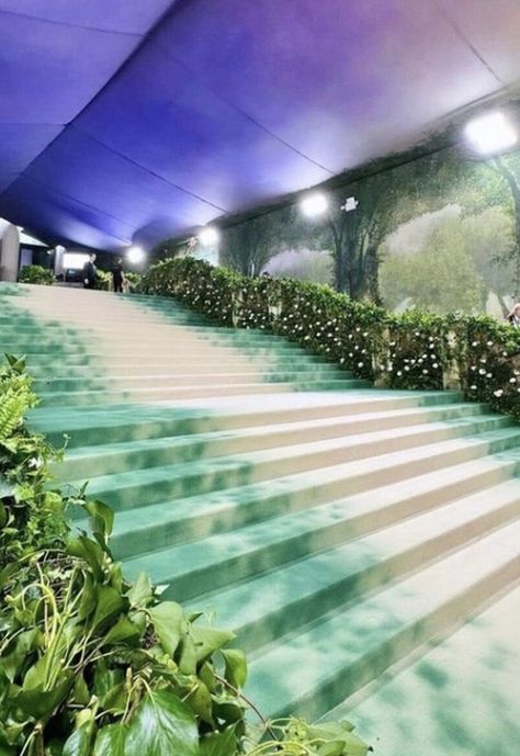 Met Gala 2024 Met Gala Red Carpet Background, Red Carpet Background, Official Dresses, Met Gala Red Carpet, Steps Design, The Met Gala, Summer Work, Green Carpet, Celebrity Makeup