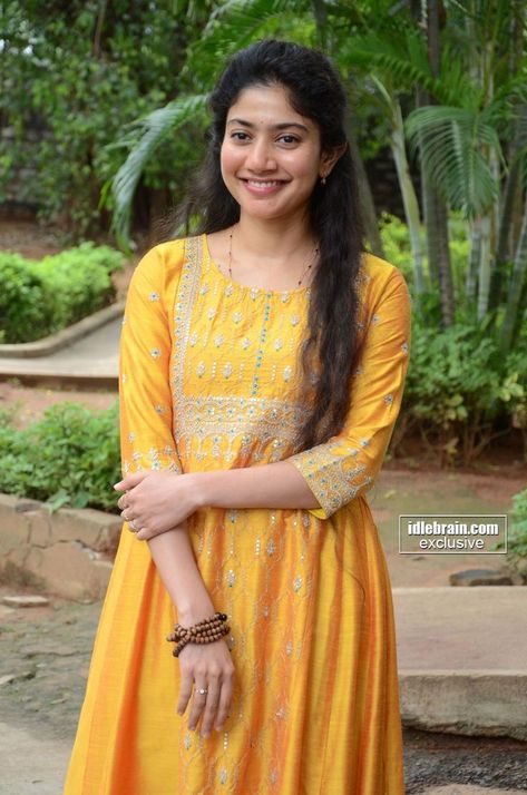 Sai Pallavi Hd Images, Girls Dresses Diy, Sai Pallavi, Photo Poses For Couples, Trendy Fashion Outfits, Anarkali Dress, Churidar, New Photos