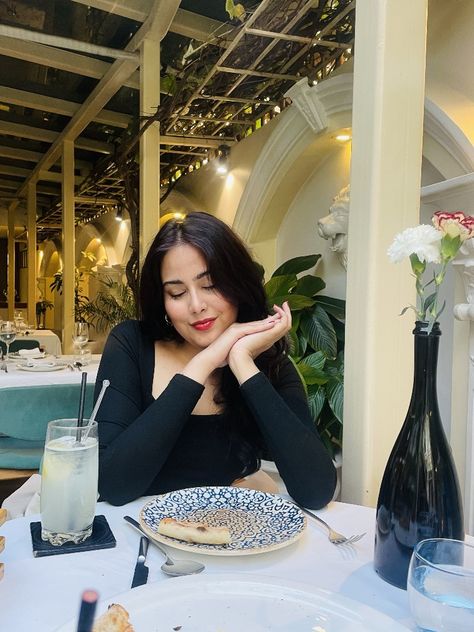 Birthday Poses In Cafe, Beach Restaurant Photography, Cafe Pose Reference, Hotel Poses Ideas, Pose In Restaurant, Poses At Restaurant, Poses In Restaurant, Restaurant Poses Instagram, Dinner Poses