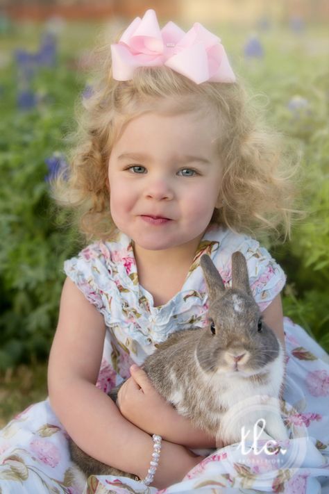 Cute Easter Ideas, Easter Ideas For Toddlers, Easter Poses, Cute Easter Pictures, Easter Family Pictures, Baby Easter Pictures, Idea For Easter, Easter Mini Session, Toddler Pictures