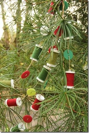 Thread Spool and Button Garland 11 Button Garland, Diy Christmas Tree Garland, Spool Crafts, Diy Christmas Garland, Garland Ideas, Christmas Decorations Garland, Christmas Tree Garland, Tree Garland, Paper Ornaments