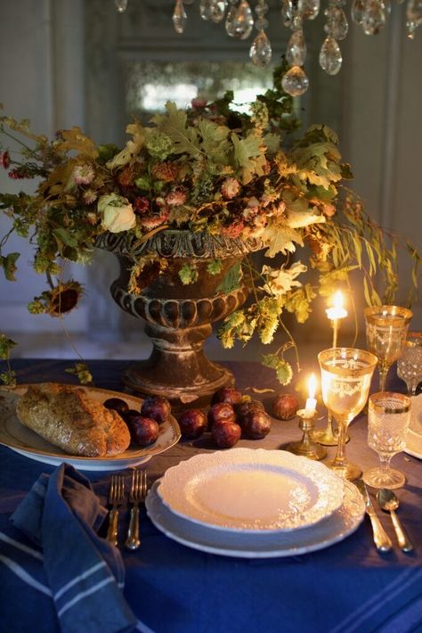 Autumn Table Setting, Party Decorating Ideas, Neutral Holiday Decor, French Vintage Decor, Victorian Table, Fall Table Centerpieces, Blue Tablecloth, Fall Floral Arrangements, Fall Table Settings