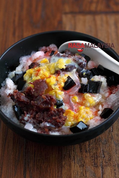 Shaved Ice Ice Kacang, Malaysian Food Desserts, Shaved Ice Recipe, Malaysian Dessert, Malaysian Cuisine, Rasa Malaysia, Easy Asian Recipes, Popular Desserts, Malaysian Food