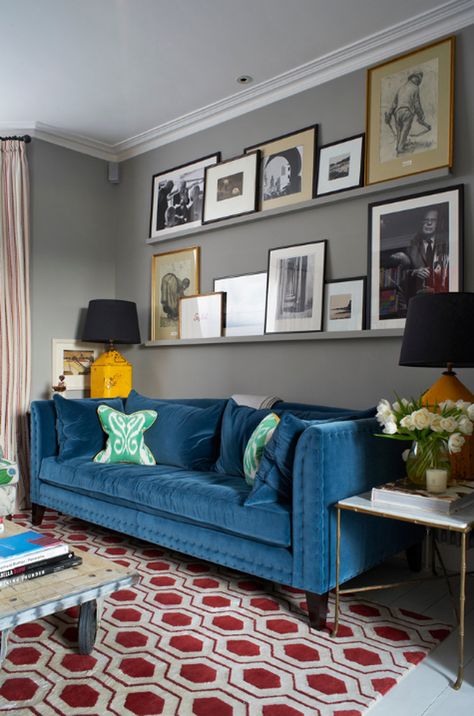 47 Wonderful and inspiring spaces for showcasing your art London Living Room, Behind Couch, Blue Velvet Sofa, Above Couch, Blue Couches, Couch Design, Transitional Living, Eclectic Living Room, Transitional Living Rooms