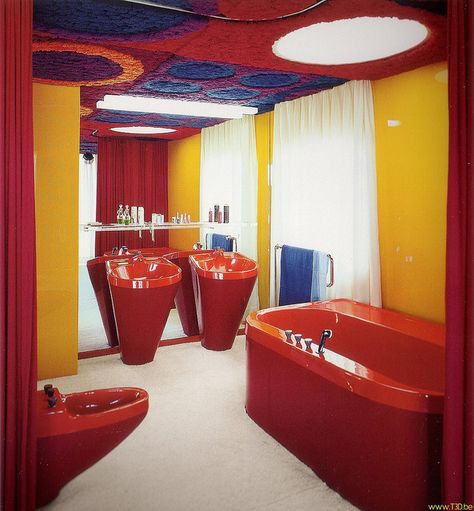 1968 bathroom Tomato red fixtures, yellow walls, blue towels and wall mirror. With carpeting on the floor AND ceiling. 70s Interior, Retro Interior Design, 70s Home, Bath Tubs, Interior Vintage, 70s Home Decor, Vintage Interior Design, Futuristic Interior, Retro Interior