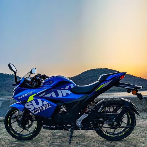 The MotoGP edition is a tribute to Suzuki’s racing legacy. Since its first launch in the year 2015, the captivating MotoGP colour has become the identity of Gixxer SF series in India. Gixxer Sf 150 Modified, Suzuki Gixxer Sf 250 Wallpaper, Gixxer 150 Suzuki, Suzuki Gixxer 150 Sf, Gixxer 250 Sf, Suzuki Gixxer Sf 250, Gixxer 250, Gixxer Sf, Suzuki Gixxer