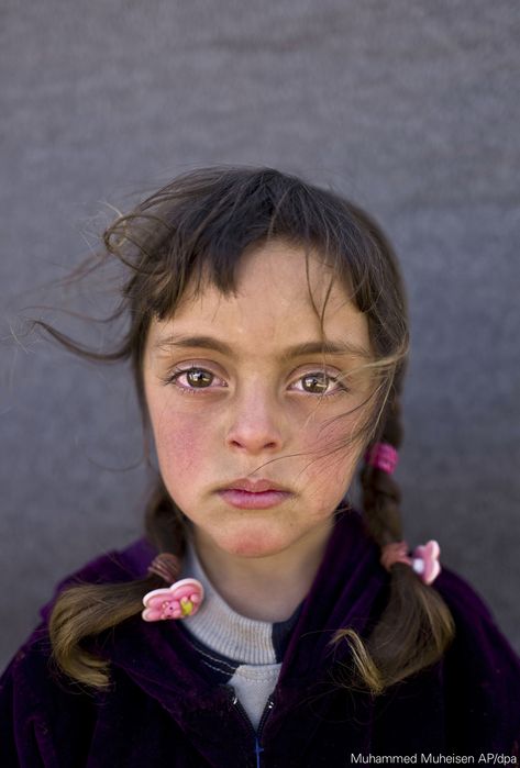 The UNICEF Photo of the Year 2017 shows the horrors of war and displacement, reflected in the eyes of a distraught child. Two-time Pulitzer Prize-winning photojournalist Muhammed Muheisen took the picture of five-year-old Zahra from Syria in an informal tented settlement near Mafraq in Jordan. Zahra's face represents the quiet sadness of millions of children in crisis areas around the world. Syrian Children, Caspar David Friedrich, Dante Alighieri, Foto Art, Human Face, People Of The World, Kids Portraits, Photojournalism, Beautiful Eyes