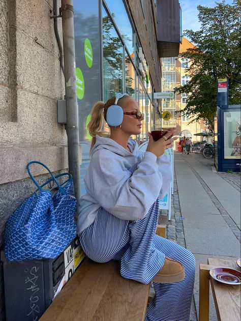 Estilo Indie, Skandinavian Fashion, Uni Outfits, Uggs Outfit, Mode Ootd, Stockholm Fashion, Fall Fits, Rainy Day Outfit, Blue Outfit