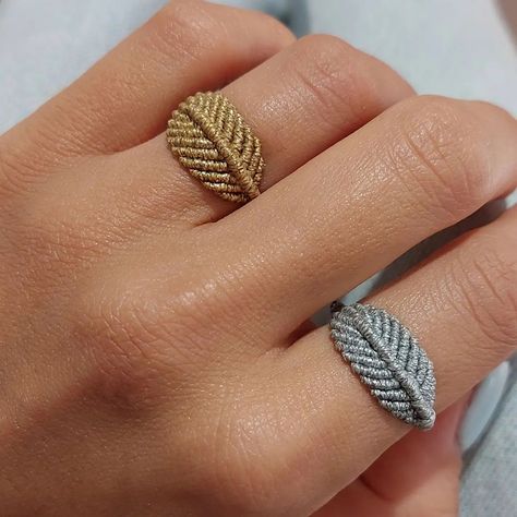 macrame_zeta sur Instagram : Macrame feather 🪶 ring #macramerings #macramering #macrame_zeta #macrame #macrame2022 #macramefashion #macramejewerly #macramemakers… Micro Macrame Ring, Macrame Earrings Tutorial, Macrame Ring, Macrame Jewellery, Macrame Jewelry Tutorial, Macrame Rings, Macrame Bracelet Patterns, Macrame Knots Pattern, Feather Ring