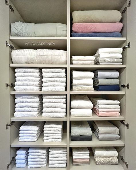 Bed Linen Closet, Organization Aesthetic Closet, Bedding Closet Organization, Bed Sheets Organization, Organize Linen Closet, Blanket Closet, Organized Linen Closet, Linen Closet Design, Wardrobe Organization