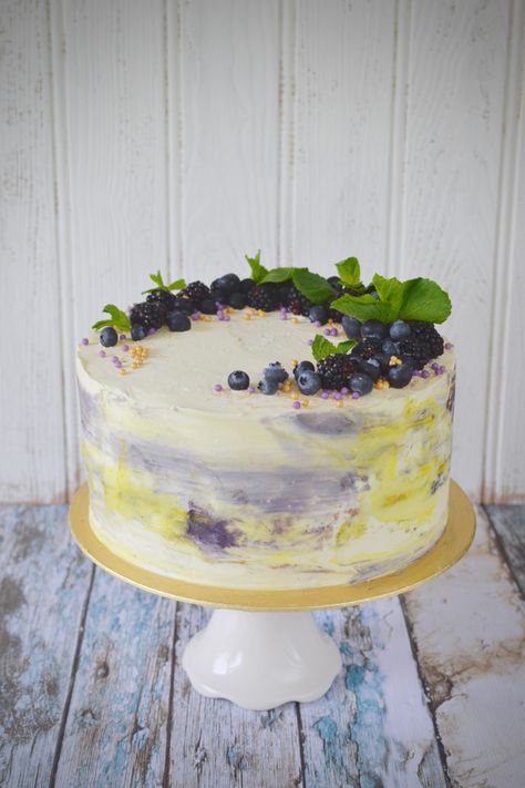 Vegan Cake Decorating Ideas, Lemon Blueberry Cake Design, Blueberry Lime Cake, Lemon And Blueberry Cake Decoration, Lemon Blueberry Birthday Cake, Simple 40th Birthday Cake Ideas, Berries Cake Decoration, Summer Berry Cake, Mint Sugar