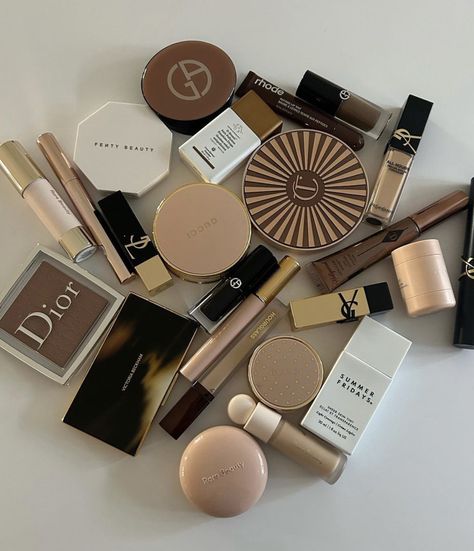 It Girl Makeup, Clean Girl Makeup, Makeup Bag Essentials, Smink Inspiration, Eye Makeup Pictures, Makeup Girl, Eye Makeup Designs, Fancy Makeup, Makeup To Buy