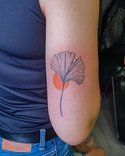 Ginko Leaf Tattoos Design, Ginko Leaf Tattoo Minimalist, Duality Tattoo Ideas Symbols, Ginko Biloba Tattoo, Ginko Leaves Tattoos, Ginko Leaf Tattoo, Gingko Leaves Tattoo, Tattoo Botanica, Ginko Leaf Tattoos