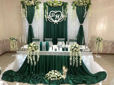 Wedding Green Decor, Emerald Green Decor Party, Emerald Green Quinceanera Theme, Green Quinceanera Theme, Emerald Wedding Colors, Emerald Green Wedding Theme, Quince Decor, Green Wedding Decorations, Sweet 15 Party Ideas Quinceanera