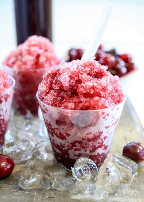 Piragua de Cherry y Vainilla (Cherry Vanilla Shaved Ice) Fancy Shaved Ice, Ice Gola, Mallorca Bread, Shaved Ice Recipe, Snow Cones Recipes, Es Cream, Sweet Bread Rolls, Ice Bar, Cherry Vanilla