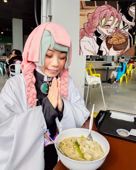 Mitsuri Kanroji Hijab Cosplay | Kimetsu No Yaiba Cosplay Demon Slayer Cosplay Misturi Kanroji Cosplay, Lol Omg Dolls Hairstyles, Hijab Cosplay Anime, Hijabi Cosplayers, Mitsuri Makeup, Demon Slayer Cosplays, Female Anime Cosplay Ideas, Hijabi Cosplay, Cosplayer Aesthetic