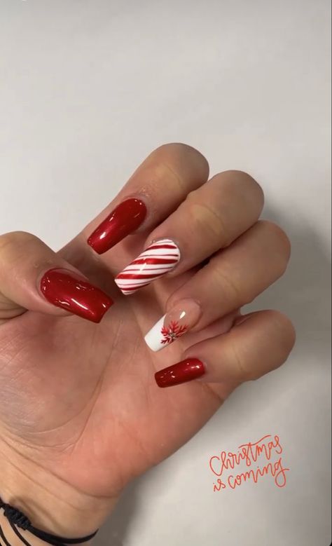 Christmas Coffin Shaped Nails, Green And Red Christmas Nails, Christmas Nails Red And Green, Red And White Christmas Nails, Red And Green Christmas Nails, Christmas Nail Designs Acrylic, Holidays Nails, Winter Nail Art Designs, Christmas Nail Art Ideas