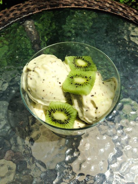 Kiwi Banana Ice-cream! Kiwi Ice Cream, Fruity Ice Cream, Vegan Pudding, Kiwi And Banana, Cheap Clean Eating, Healthy Vegan Desserts, Banana Ice Cream, Dessert Toppings, Vegan Ice Cream