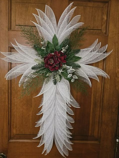 Christmas Cross Wreath, Cross Wreath Diy, Christian Wreath, Cross Wreath, Decorating Videos, Cake Decorating Videos, Arts N Crafts, Craft Day, Wreath Diy