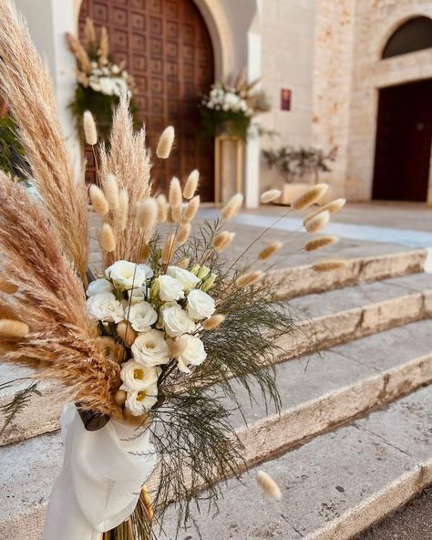 Romy Flower Designer (@romy_flower_designer) • Instagram photos and videos Desert Flower Arrangements, Bridesmaid Bouquet Ideas, Flower For Wedding, Weddings Idea, Desert Flowers, Bouquet Ideas, Love Actually, Wedding Tablescapes, Bridesmaid Bouquet