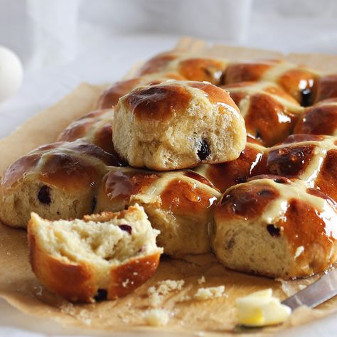 Hot Cross Buns Kettle And Toaster Set, Chicken Baked, Cooking Pizza, Bread Makers, Smoothie Makers, Fondue Set, Sticky Buns, Hot Cross Buns, Cross Buns