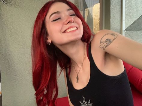 Dyed Red Hair Face Claim, Red Hair And Piercings, Red Hair Face Claim, Red Hair Selfie, Hair Tattoo Girl, Bistro Huddy, Red Hair And Tattoos, Red Hair Tattoos, Smiling Selfie