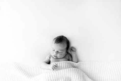 Minimalist Newborn Photoshoot, Minimalist Newborn Photos, Newborn Photography Natural, Newborn Natural Photoshoot, Minimalist Newborn Photography, Minimalist Newborn, Natural Newborn Photography, Foto Newborn, Natural Newborn