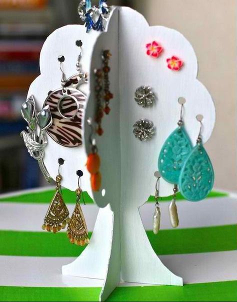 Tree Cardboard Earring Box|DIY Earring Holder Ideas,see more at: http://diyready.com/diy-earring-holder-ideas/ Diy Earring Holder, Diy Necklaces Tutorial, Cardboard Diy, Boy Diy, Diy Jewelry Display, Diy Jewelry Holder, Diy Jewelry Projects, Cardboard Jewelry Boxes, Diy Earring