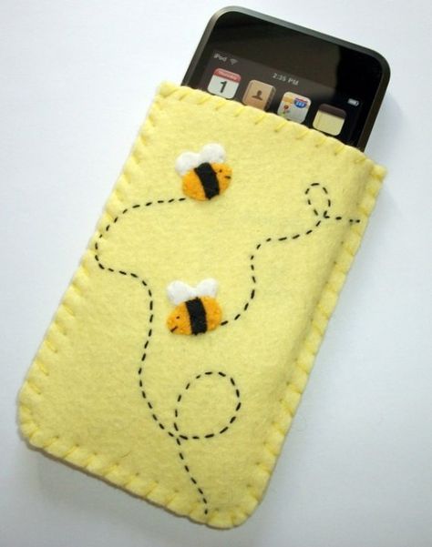 Bee Felt, Felt Phone Cases, Felt Phone, Baby Mobil, Felt Case, Yellow Case, Felt Crafts Patterns, Felt Crafts Diy, Bee Crafts