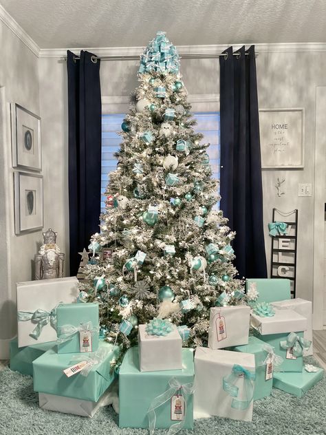 Tiffany Blue Christmas, Teal Christmas Decorations, Teal Christmas Tree, Christmas Tree Photography, Christmas Tree Inspo, Teal Christmas, Pretty Christmas Trees, Turquoise Christmas, Blue Christmas Decor