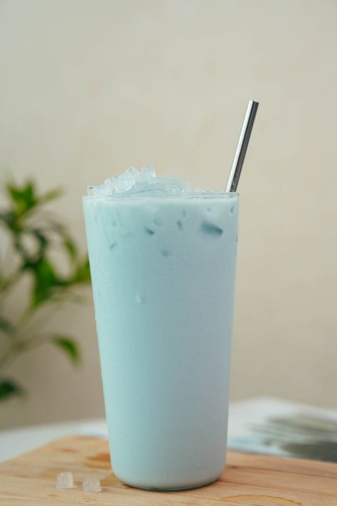 Have you ever thought about making a lovely blue milk tea? I love this light blue color so much. Summer is just around the corner, and drink enthusiasts are eagerly waiting to enjoy iced drinks. Lychee Bubble Tea, Honeydew Milk Tea, Thai Tea Boba, Coconut Milk Tea, Rose Milk Tea, Blueberry Milk, Milk Drinks, Butterfly Pea Tea, Butterfly Pea Flower Tea