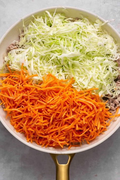 Enjoy your favorite side dish in a new format with this incredible Easy Egg Roll in a Bowl Recipe! Made with ground turkey, onion, cabbage, and carrots. Cabbage And Carrot Recipes, Turkey And Cabbage, Easy Egg Roll, Gluten Free Gingerbread Men, Cabbage And Carrots, Egg Roll In A Bowl, Healthy Fall, Carrot Recipes, Easy Eggs