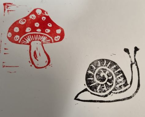 Linocut Toadstool and Snail 🐌 Easy Linocut Prints Ideas, Beginner Linocut, Linocut Easy, Snail Linocut, Easy Lino Print Ideas, Snail Stamp, Easy Linocut, Snail Drawing, Lino Ideas