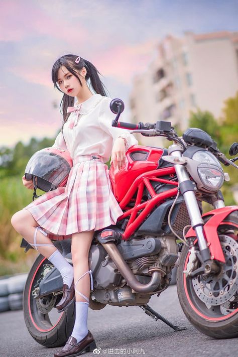 Motorbike Pose Reference, Leaning On Motorcycle Pose, Sitting On Motorcycle Pose, Motorcycle Photo Shoot Woman, Person On Motorcycle Reference, Motorcycle Pose Reference, Motorcycle Poses, Pose Manga, Makeup Ala Korea