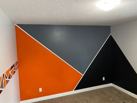 Accent Wall Bedroom Orange, Geometric Wall Paint Orange, Orange Wall Design, Wall Painting Ideas Geometric, Painting Ideas Geometric, Orange Geometric Wall, Geometric Wall Painting, Orange Accent Walls, Room Paint Designs